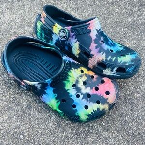 SOLD🚫Crocs Classic Black Tie Dye Kids Clogs Little Size 1 Rainbow